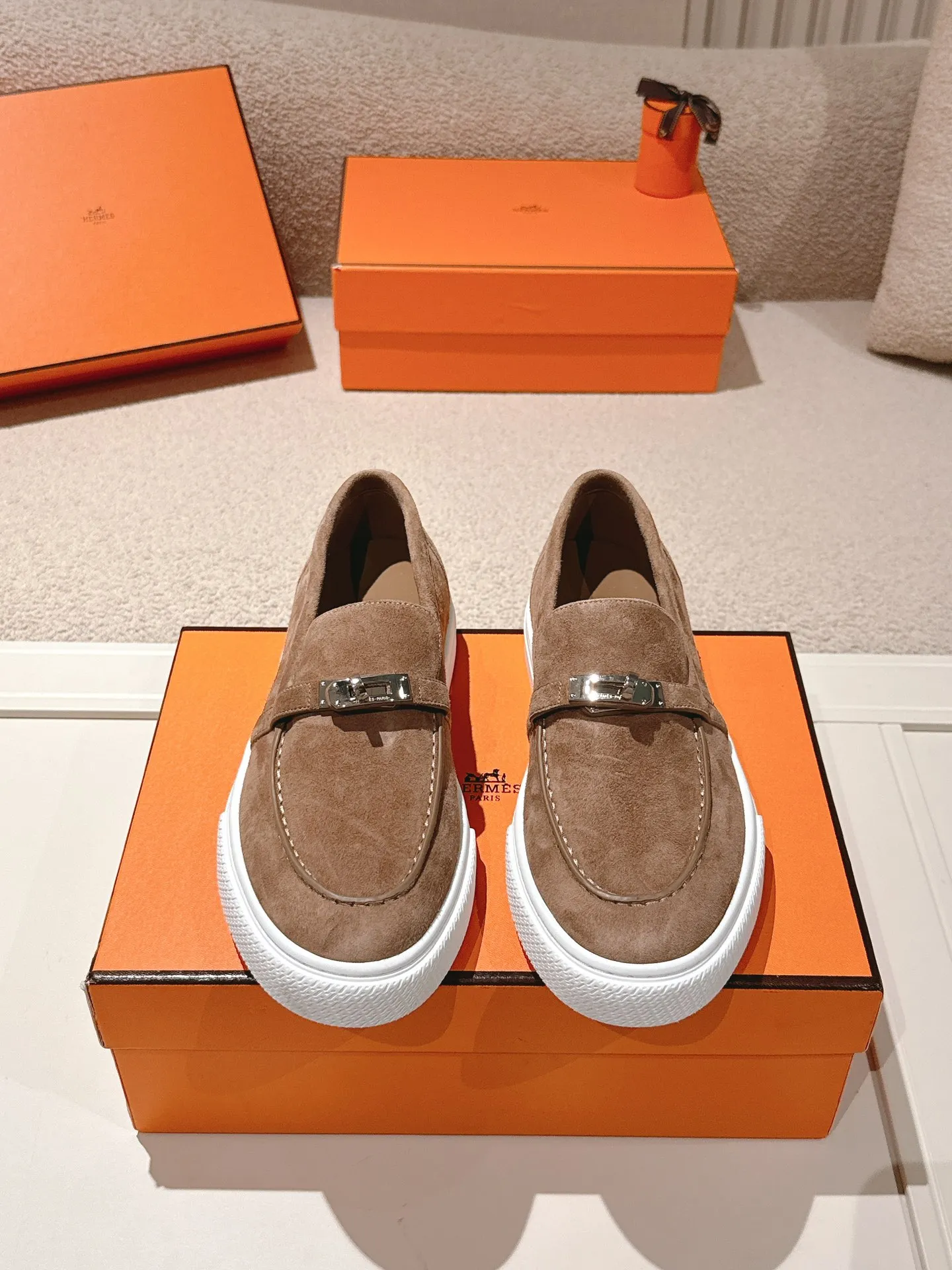 Men's shoes 💰640💰 Hermes# New Kelly buckle thick-soled loafers. Upper: cowhide/suede material. Lining: sheepskin lining. Outsole: exclusive molded outsole. Size: women's size 35-40, men's size 39-45 (female 41/male 46 customized, non-refundable)